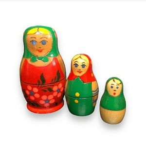 Vintage Matryoshka Nesting Dolls Set of 3VINTAGE!